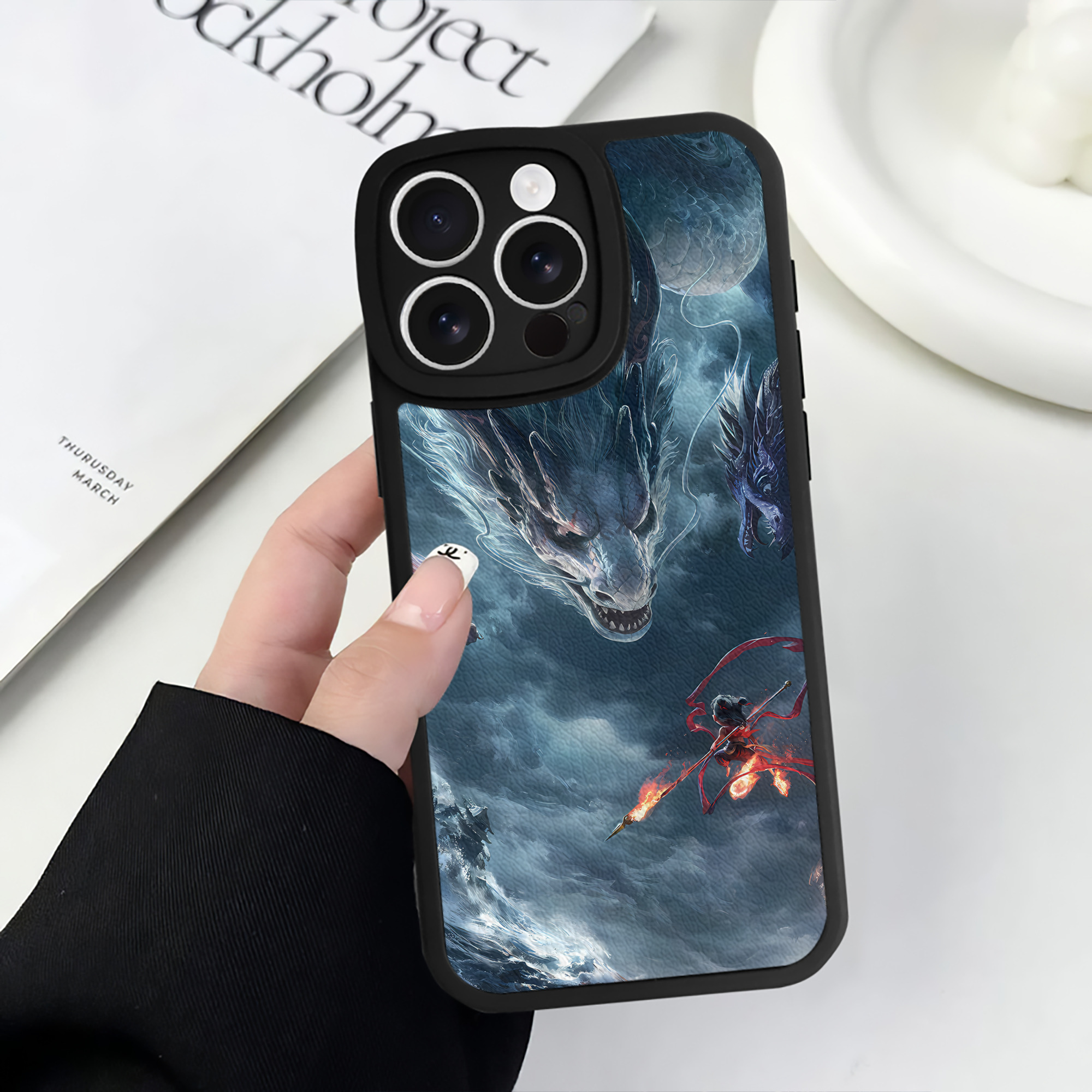 （画像用） Ne Zha 2 ナタ 魔童の大暴れ 【iPhone 16シリーズ対応】シリコンスマホケース（レザー調） 材質：シリコン